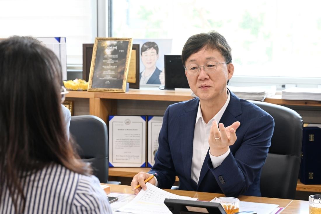 -이민근 안산시장이 안산시청에서 진행된 해양중학교 학부모와의 간담회에서 교육여건 개선을 위한 의견을 듣고있다. (사진 = 안산시)