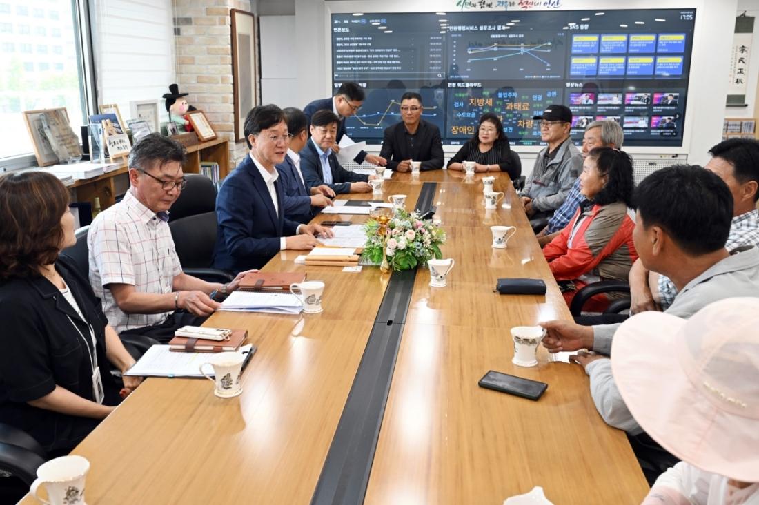 -이민근 안산시장(왼쪽 세번째)이 안산시청에서 진행된 풍·육도 주민들과의 간담회에서 섬지역 정주여건 개선 및 지역 활성화 방안을 논의하고 있다. (사진 = 안산)