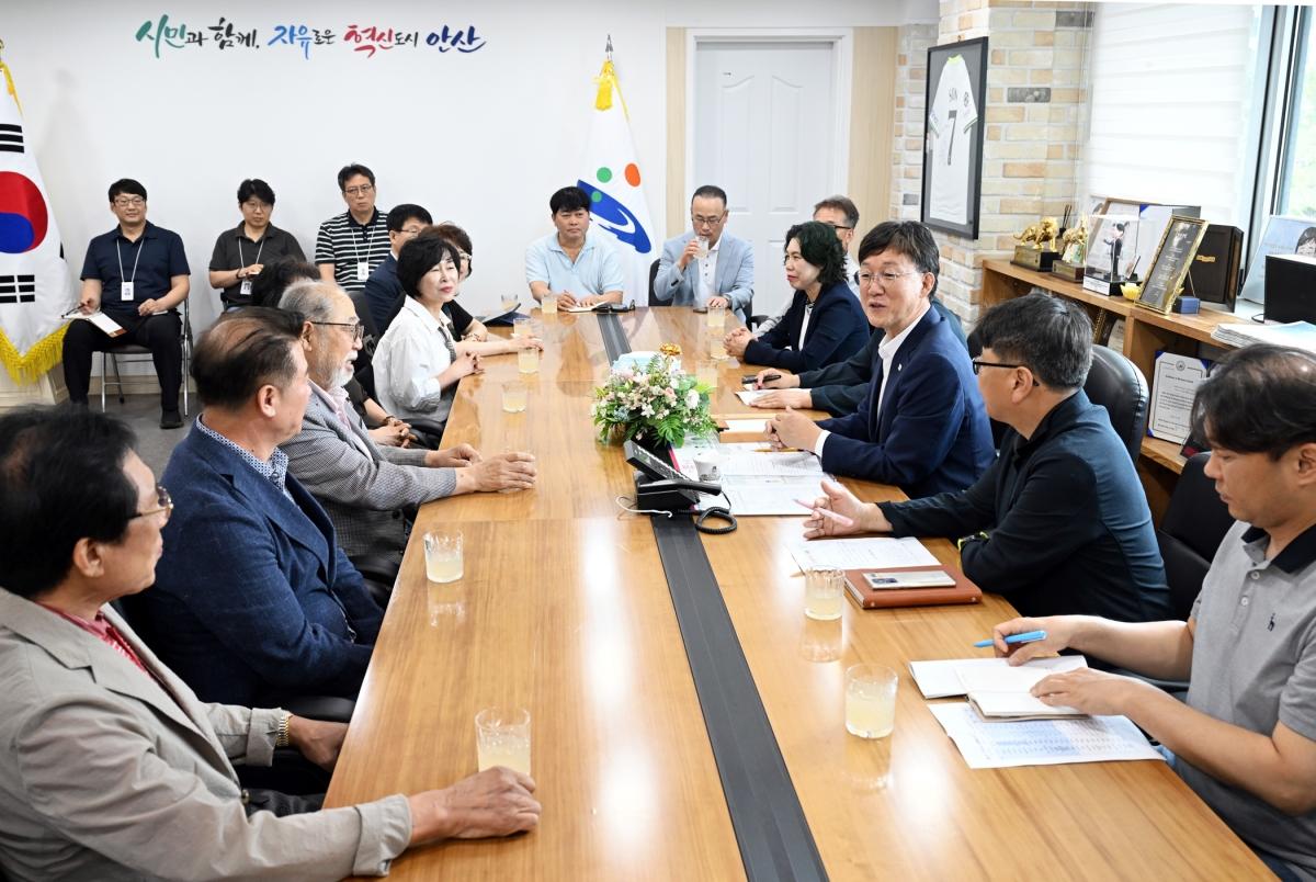 -이민근 안산시장이 시청에서 진행된 안산시 상인총연합회와의 간담회에서 지역상권 활성화 방안을 논의하고 있다. (사진 = 안산시)