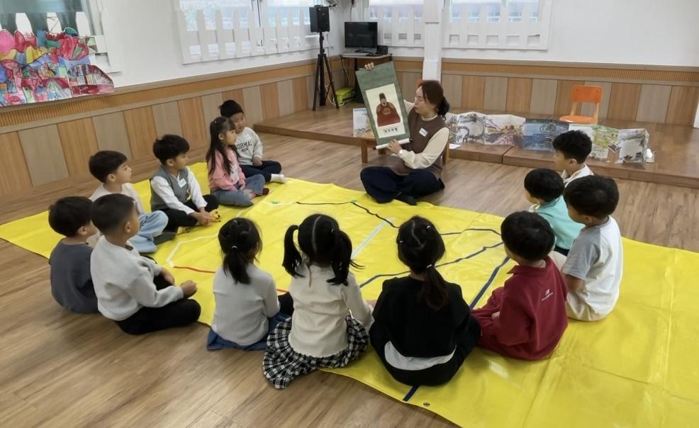 -유아동예술교육이 진행되고 있다. (사진 = 수원문화재단)
