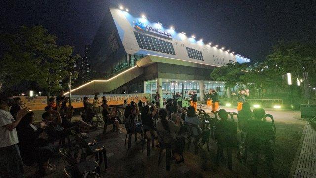 [NSP NEWS Image]광양 수산물유통센터, ‘노을빛 감성 버스킹’으로 시민 발길 사로 잡아