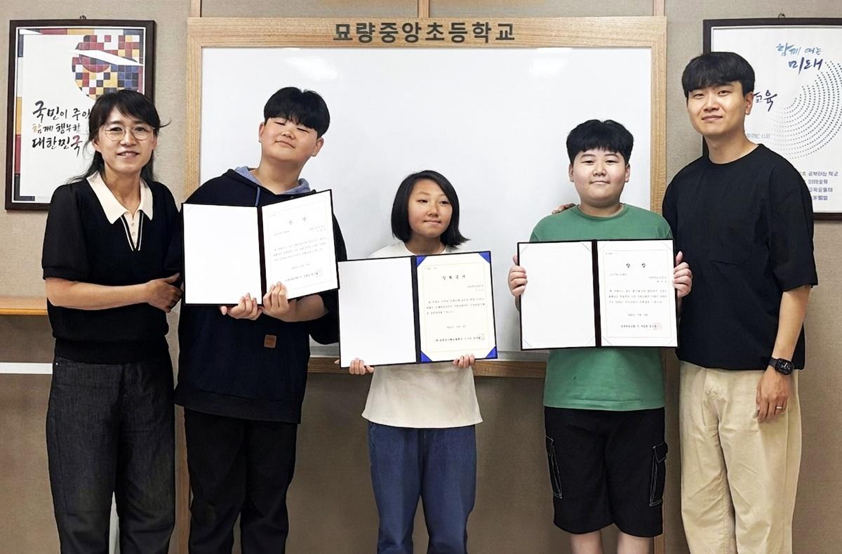 -전라남도 영광군에 위치한 묘량중앙초등학교에서 ‘요진 어린이 선행상’ 수상자들이 기념사진을 촬영하고 있다 (사진 = 요진건설)