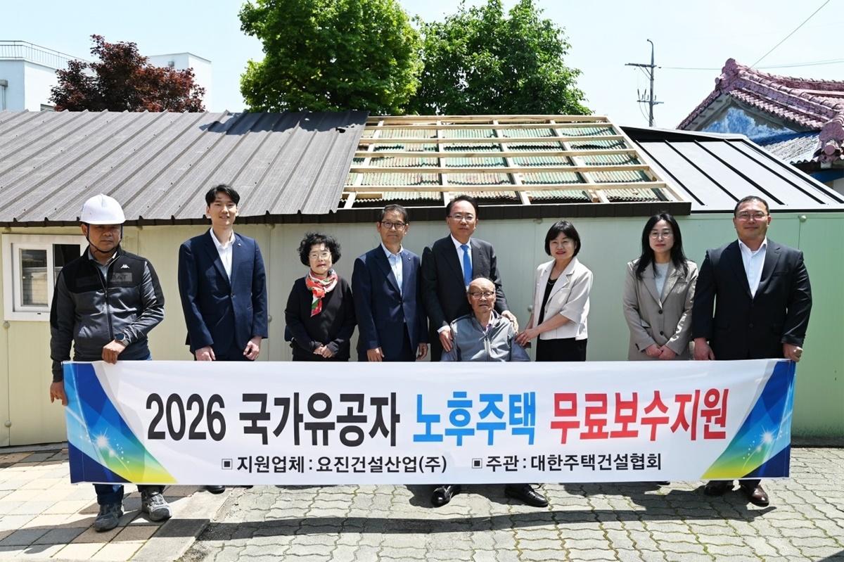 -강원 양양군에서 진행된 착수식 현장에서 6·25 참전유공자 황기주 씨(오른쪽에서 세번째)를 비롯해 김선규 요진건설산업 종합기획실 전무(오른쪽에서 다섯번째), 최윤정 강원동부보훈지청