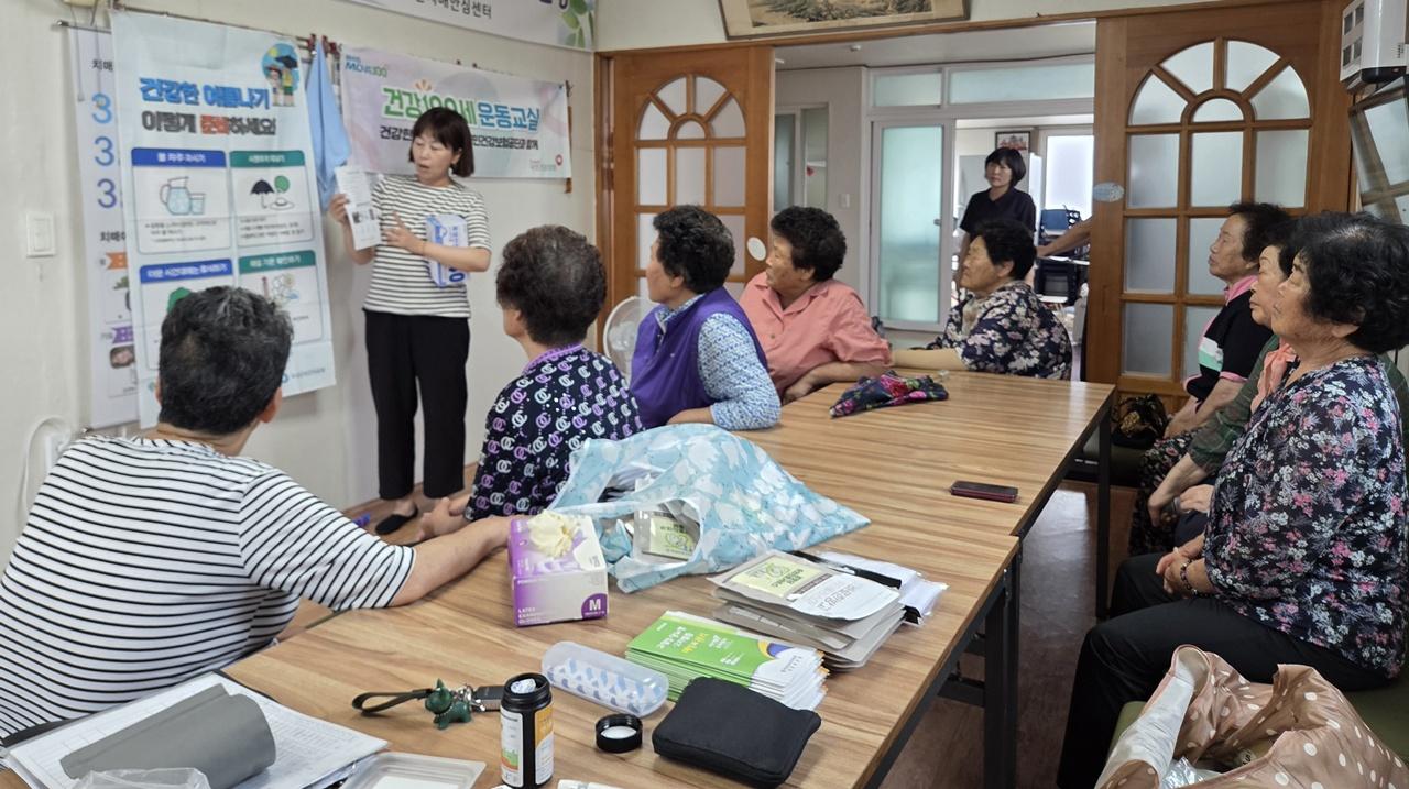 -곡성군 보건의료원 관계자가 마을 경로당을 찾아 폭염 예방 교육을 실시하고 있다. (사진 = 곡성군)