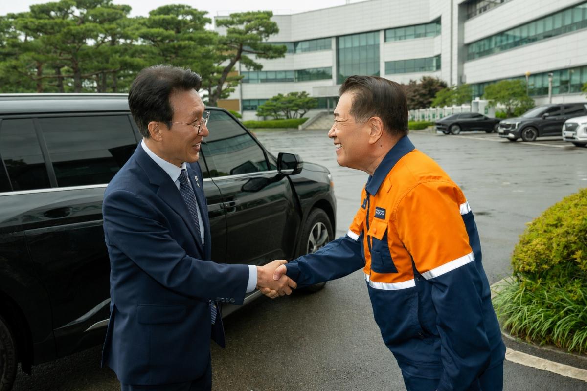 -포스코 광양제철소 전기로 공장 준공식에 참석한 김민석 국무총리(왼쪽)와 장인화 포스코그룹 회장이 인사를 나누고 있다. (사진 = 포스코 제공)