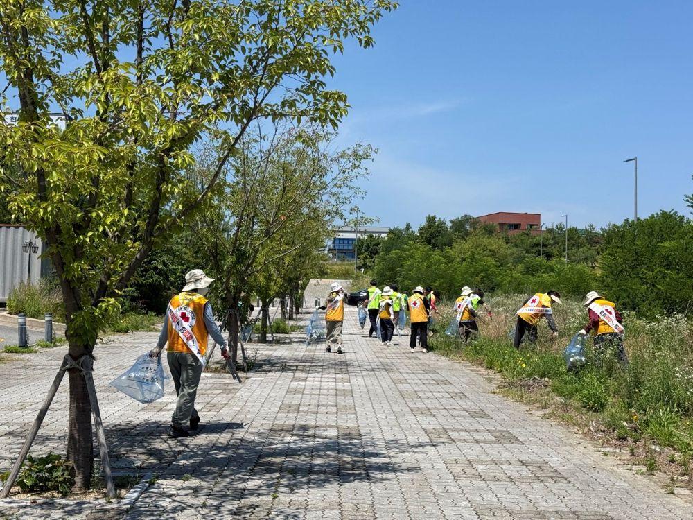 -안동시 도청신도시 주민들과 클린 앤 밸류업(Clean & Value-up) 캠페인 실시, 환경정비와 지역상권 활성화로 깨끗하고 활력 있는 신도시 조성 (사진 = 안동시)