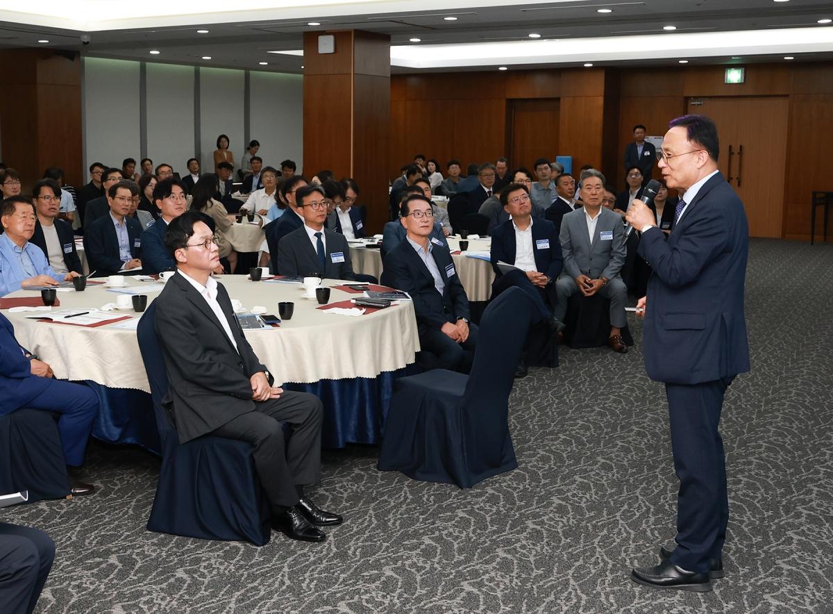 -iM뱅크는 포항상공회의소와 함께 포스코 국제관 그랜드볼룸에서 ‘제27회 포항CEO포럼’을 개최했다고 30일 밝혔다. (사진 = DGB대구은행)