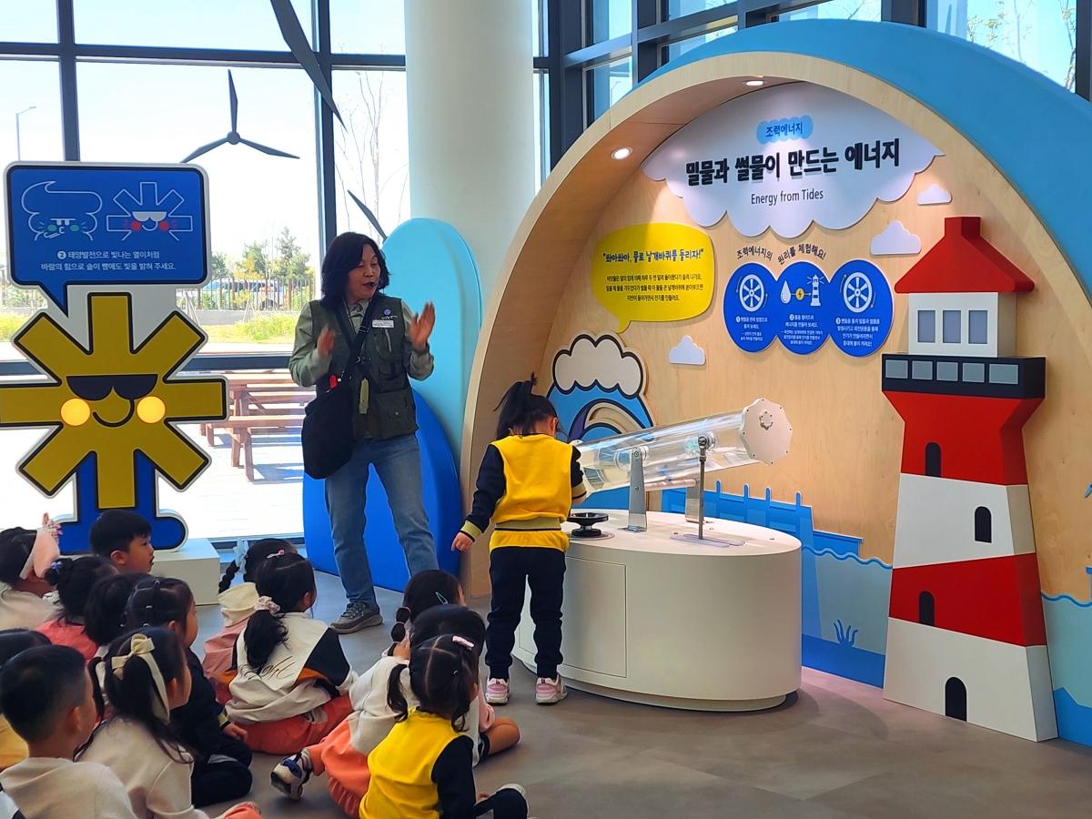 -안산환경재단이 운영하고 있는 시화호 환경학교 교육프로그램 모습. (사진 = 안산환경재단)