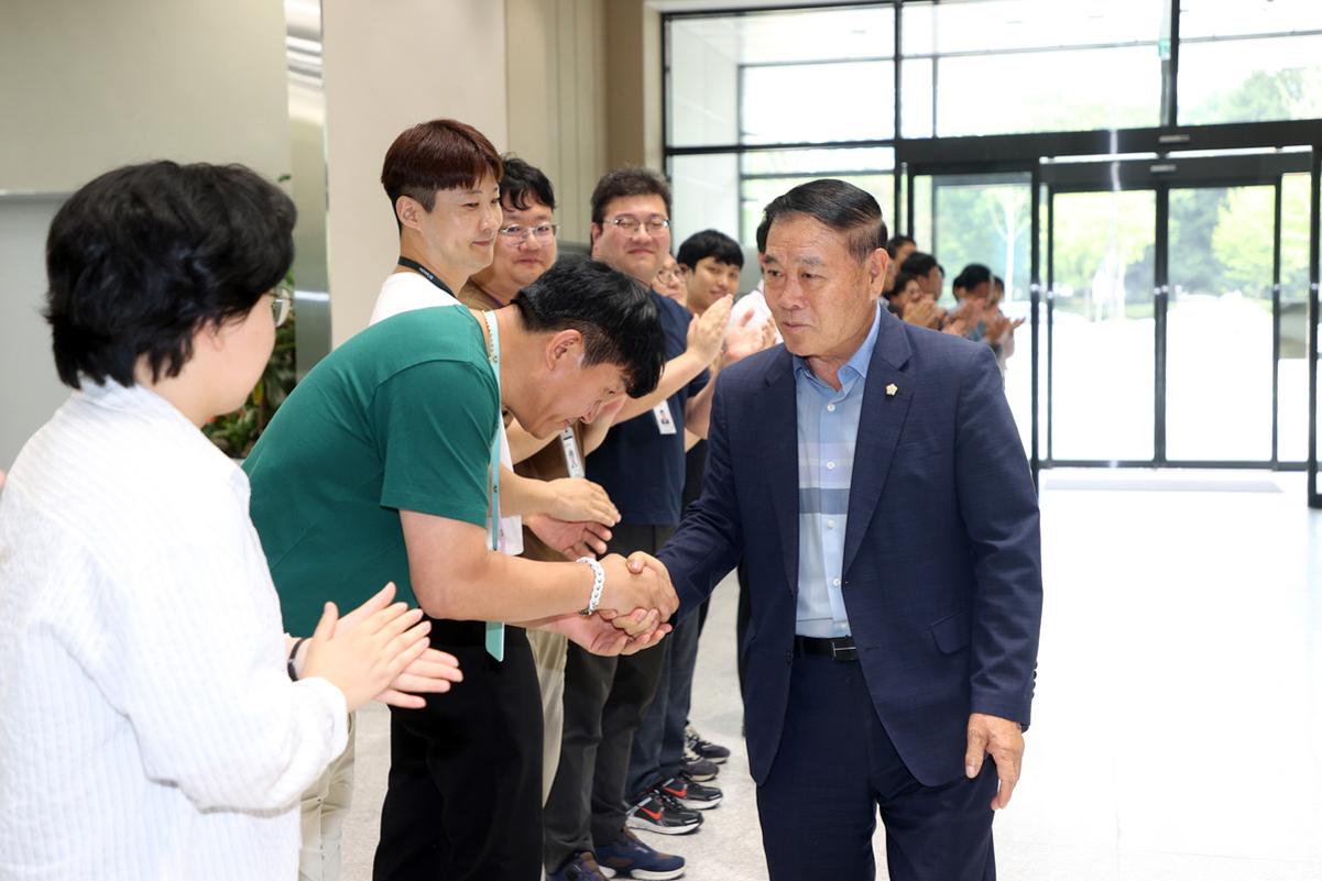 -30일 이재식 수원시의회 의장(오른쪽)이 인사를 하고 있다. (사진 = 수원시의회)