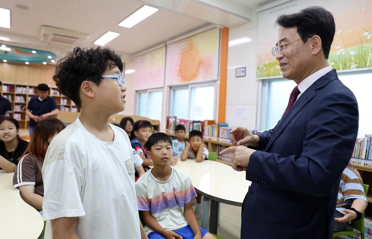 -강진원 강진군수가 1일 강진동초등학교를 찾아 어린이들과 함께 대화하고 있다. (사진 = 강진군)