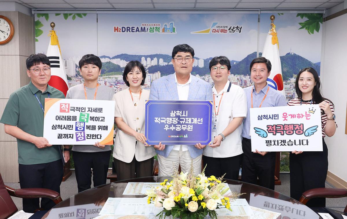 -박상수 삼척시장이 우수공무원에게 포상을 하고 있는 모습. (사진 = 삼척시)