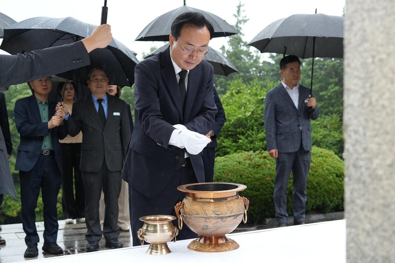 -윤병태 나주시장이 1일 취임식에 앞서 현충탑을 참배하며 순국선열과 호국영령의 희생정신을 기렸다. (사진 = 나주시)
