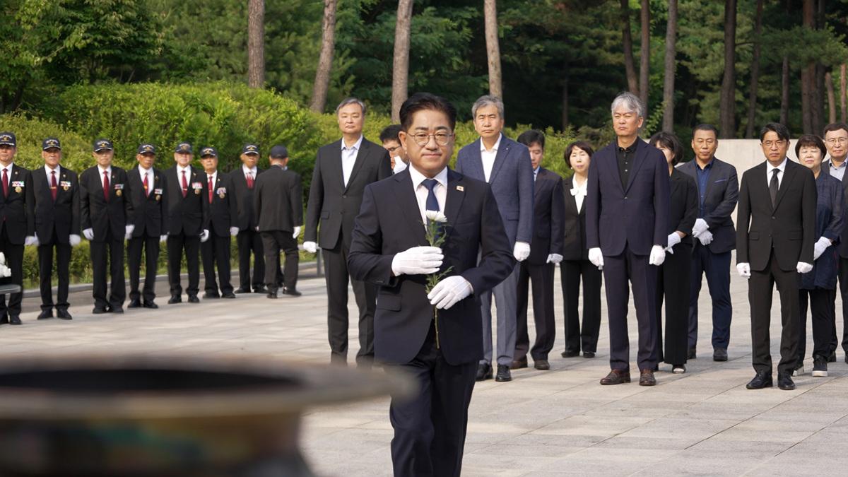 -이기형 김포시장이 현충탑 참배를 하고 있는 모습. (사진 = 김포시)