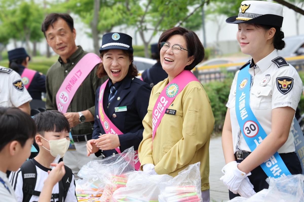 -1일 김보라 안성시장이 민선 9기 첫 공식 일정으로 어린이들의 안전한 등굣길을 지키는 현장에 참여하고 있다. (사진 = 안성시)