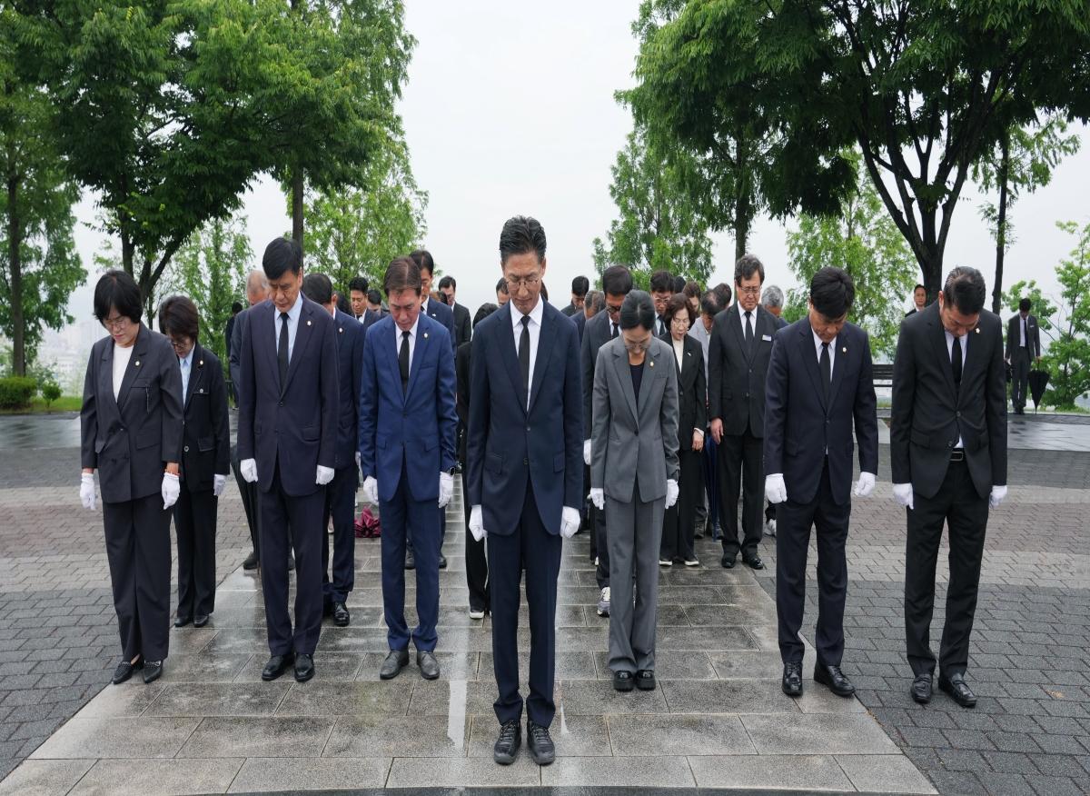 -충혼탑 참배 모습 (사진 = 영천시)