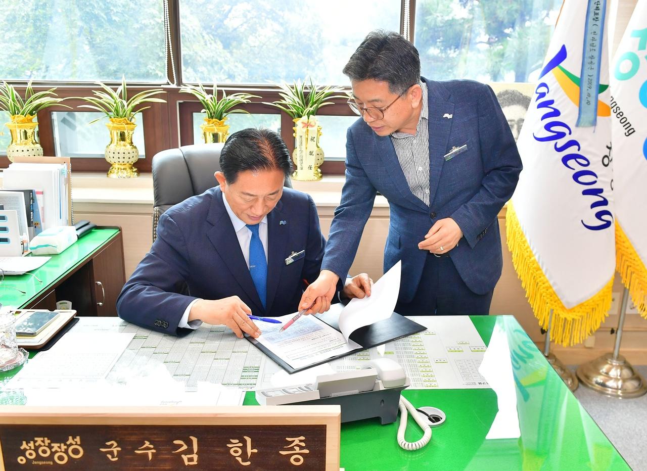 -김한종 장성군수가 1일 민선9기 출범 1호 결재에 서명하고 있다. (사진 = 장성군)