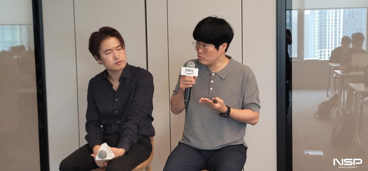 -신은수 AWS 코리아 보안 전문 수석 솔루션즈 아키텍트와 이진욱 LG CNS RED팀 팀장(우)이 기자간담회에서 질의응답을 진행하고 있다.