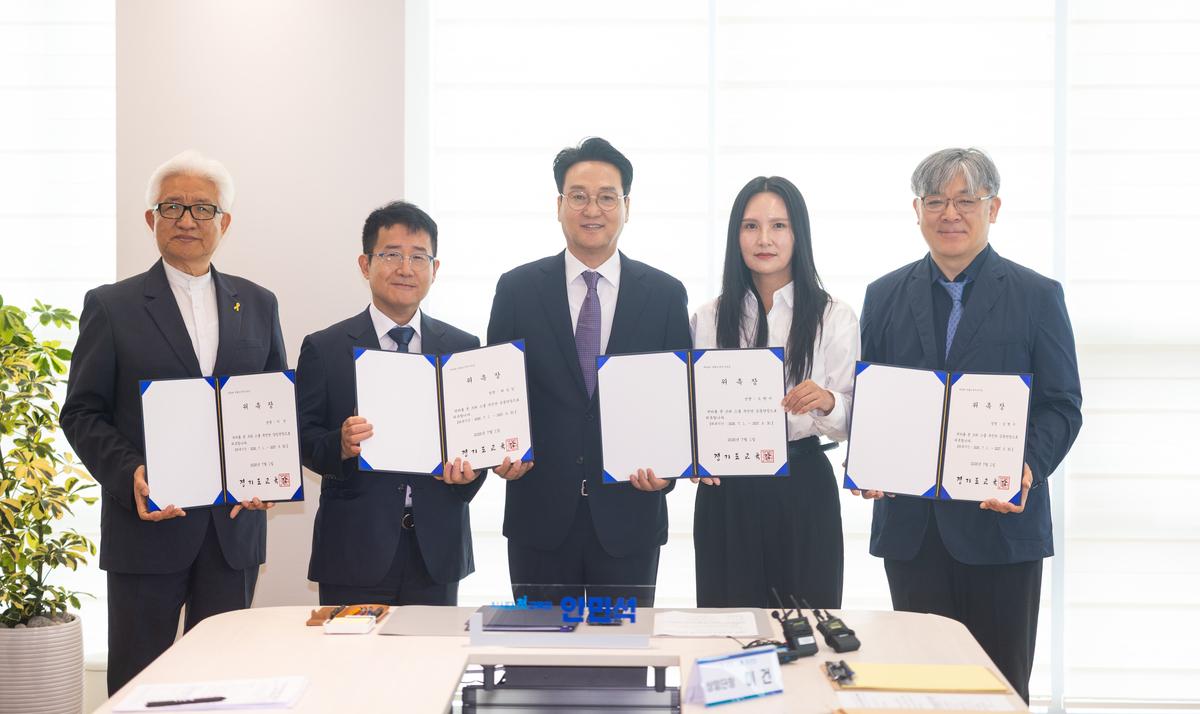 -1일 안민석 경기도교육감(가운데)이 폰 프리 스쿨 추진단과 기념촬영을 하고 있다. (사진 = 경기도교육청)