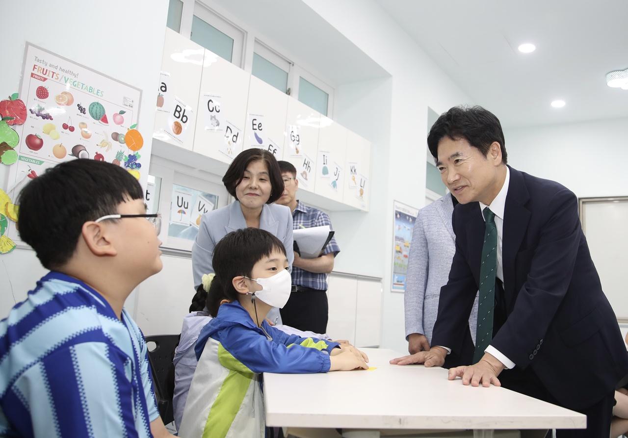 -김대중 전남광주통합특별시교육감이 취임 첫날인 1일 광주중앙초등학교를 찾아 학생들과 소통하고 있다. (사진 = 전남광주통합특별시교육청)