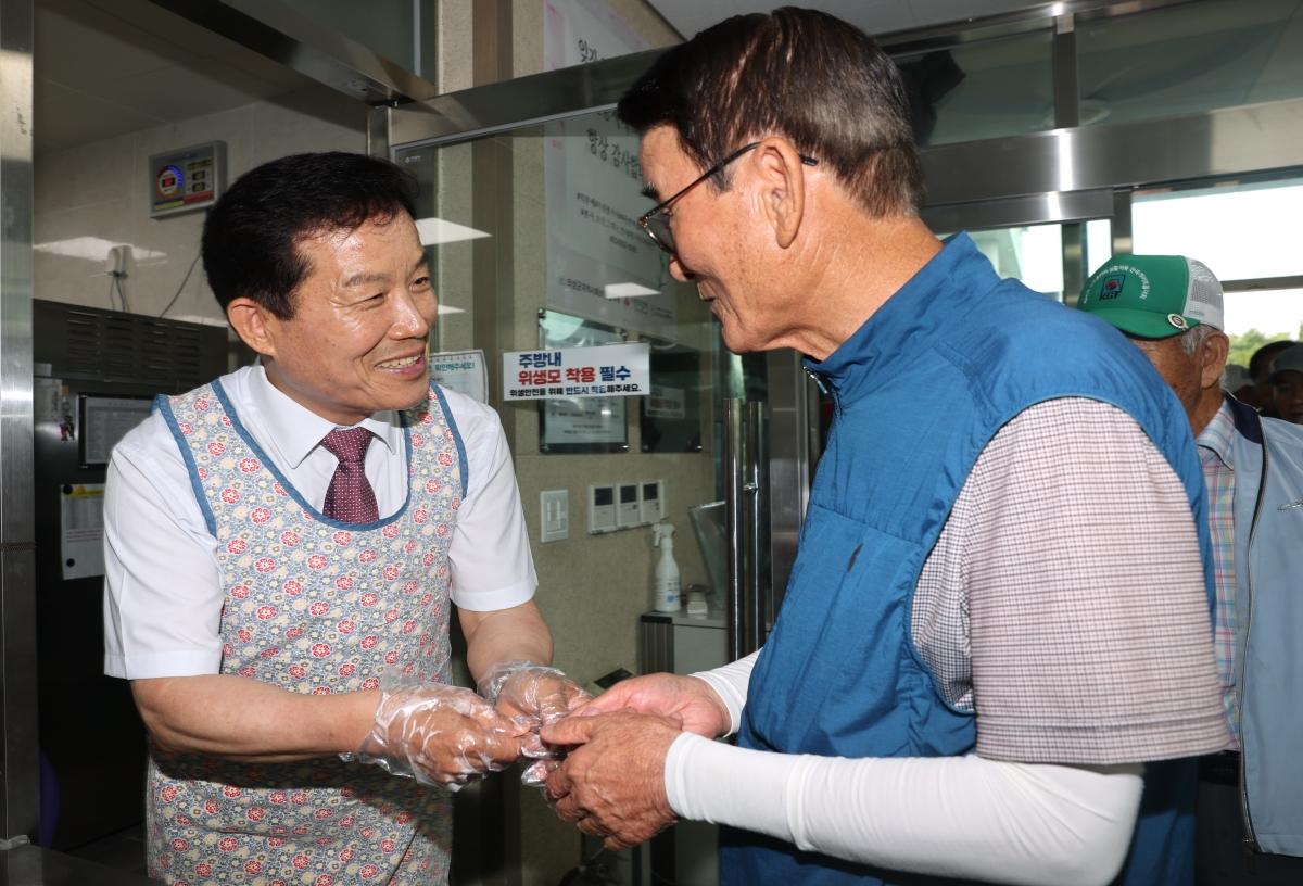 -배식봉사활동 모습 (사진 = 의성군)