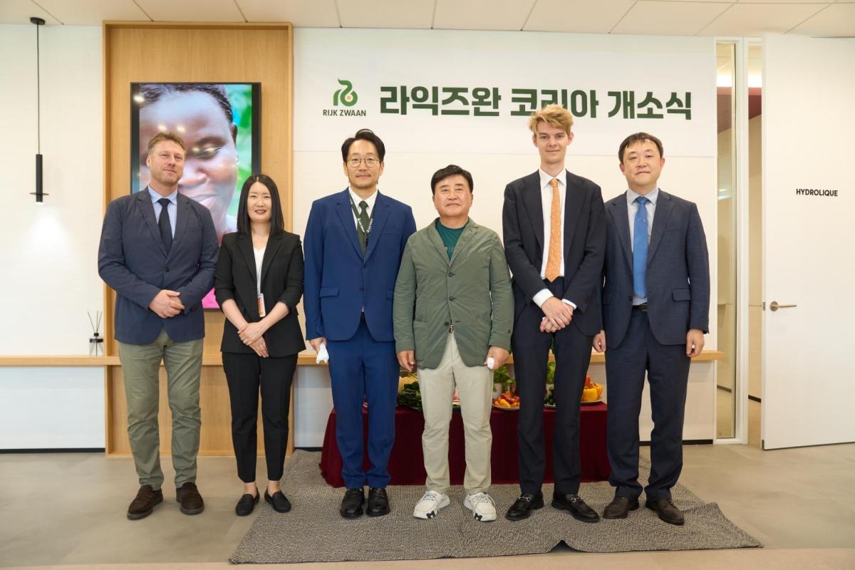 -6월 24일 광명 일직동 유플래닛타워에서 열린 라익즈완 한국지사 개소식 참석자들이 기념사진을 촬영하고 있다. 사진 왼쪽부터 렌스 크니어림(Rens Knieriem) 라익즈완 아시아