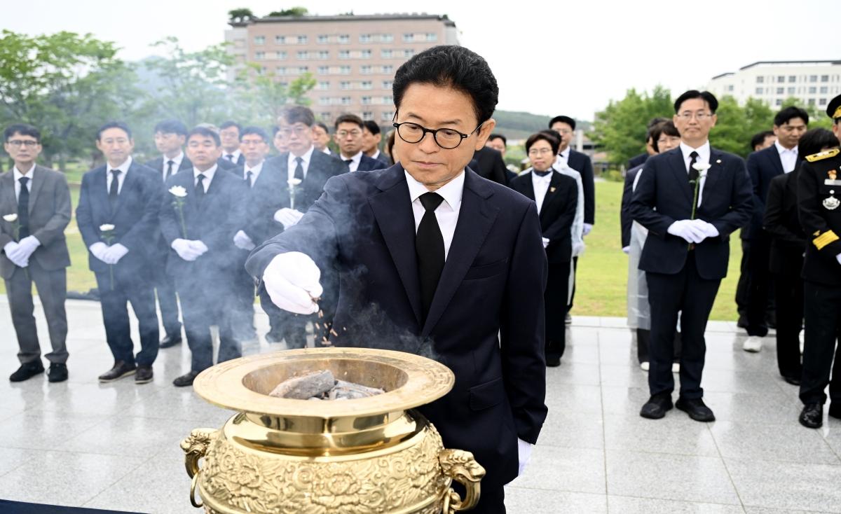 -이철우 도지사는 1일 취임식에 앞서 예천 충혼탑을 찾아 참배했다. (사진 = 경상북도)