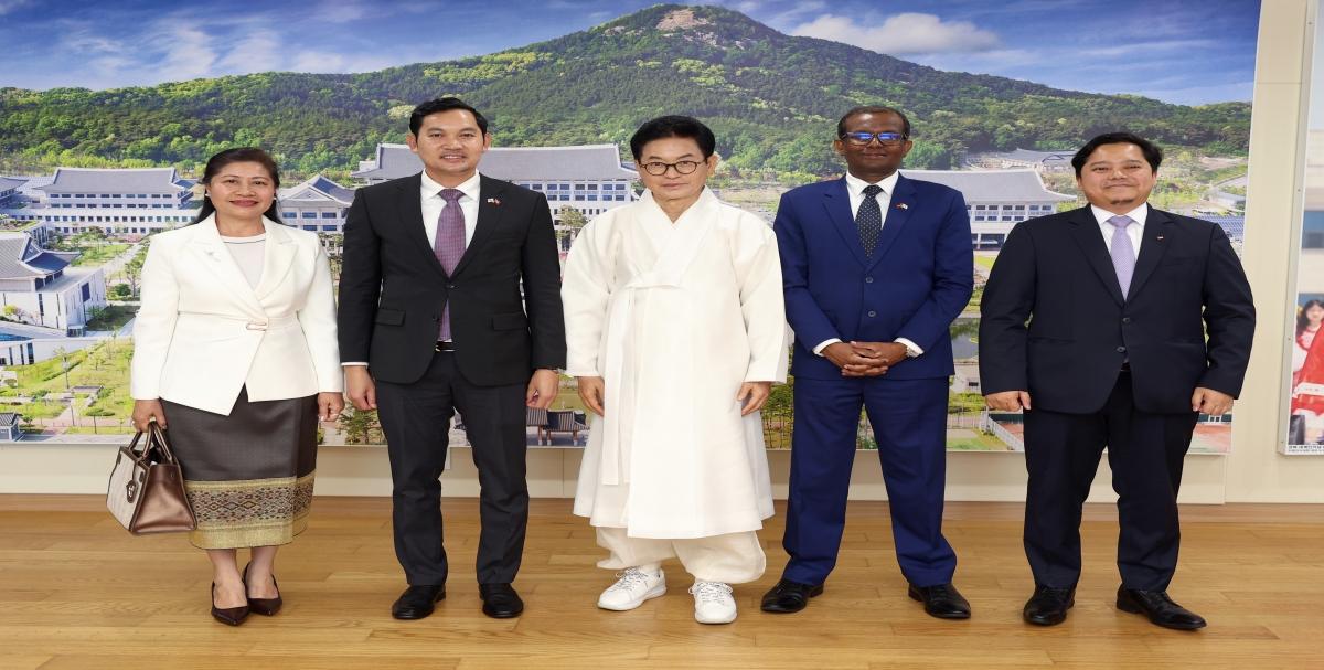 -추한 외교사절단과 기념 촬영 (사진 = 경상북도)