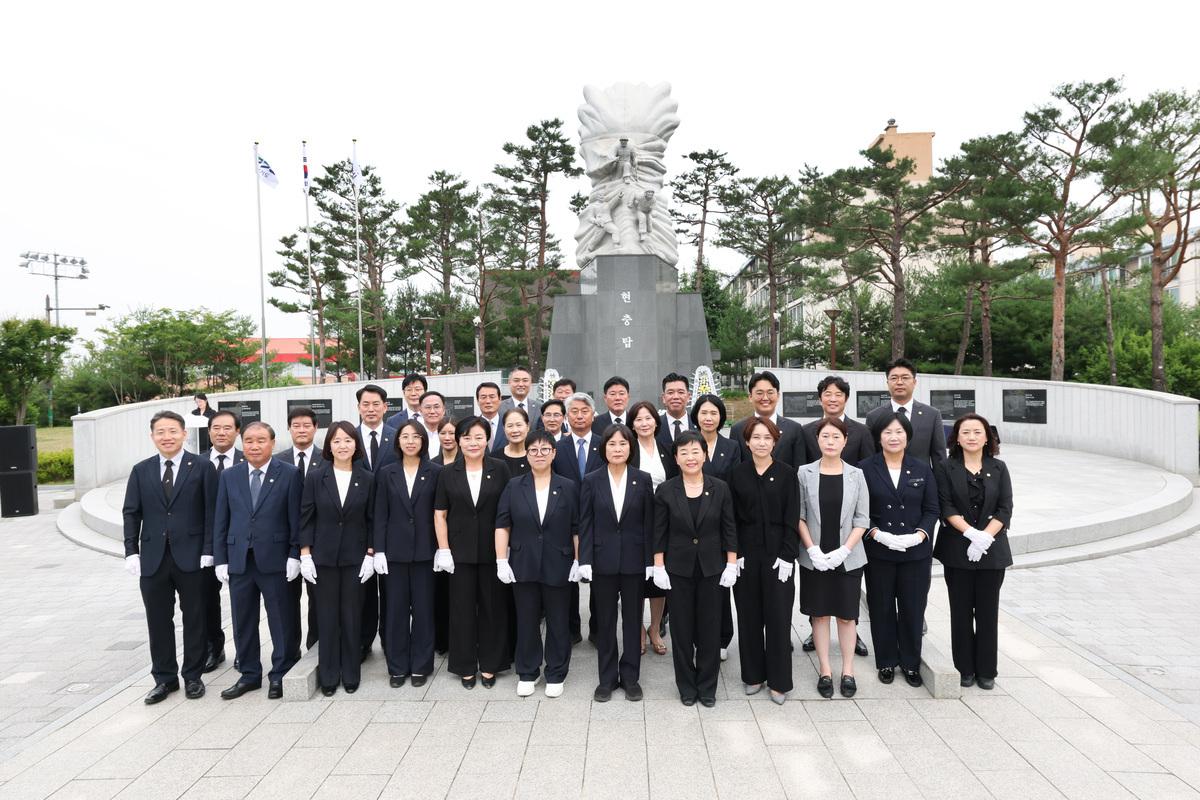 -1일 제10대회 화성시의회 의원들이 화성현충탑 참배 후 기념촬영을 하고 있다. (사진 = 화성시의회)