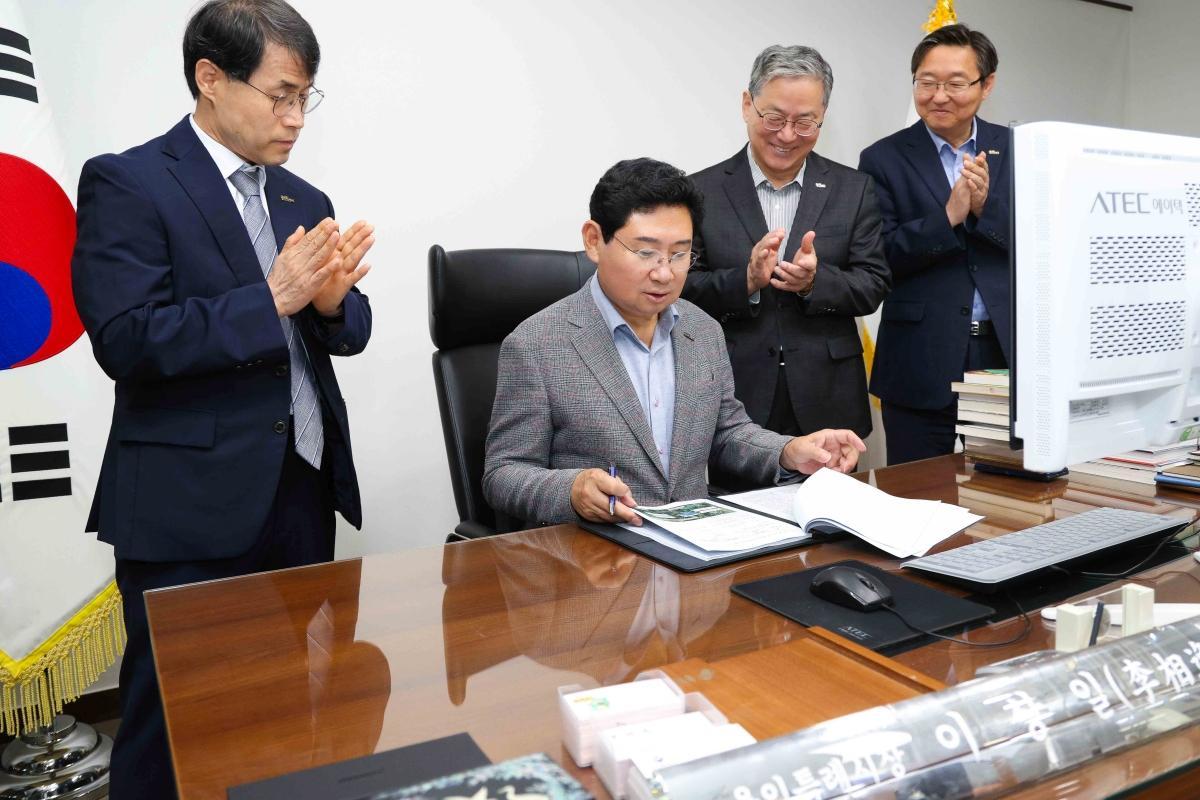 -이상일 용인특례시장이 민선9기 출범 첫날인 7월 1일 첫번째 결재로 ‘용인 르네상스 2.0 용인시 반도체산업 육성 및 클러스터 조성 종합계획’에 서명하고 있다. (사진 = 용인특례
