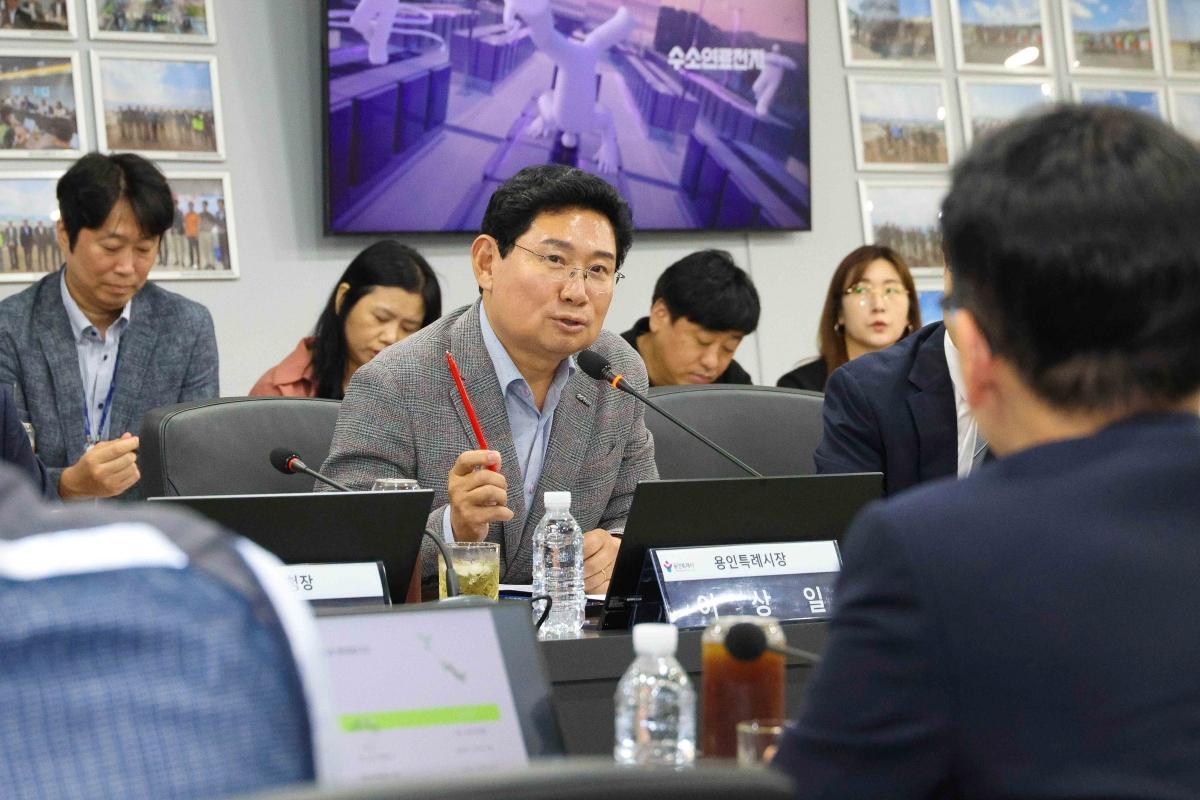 -이상일 용인특례시장이 1일 원삼면 용인반도체클러스터 일반산단 현장사무실을 방문해 SK하이닉스 관계자로부터 설명을 듣고 있다. (사진 = 용인특례시)