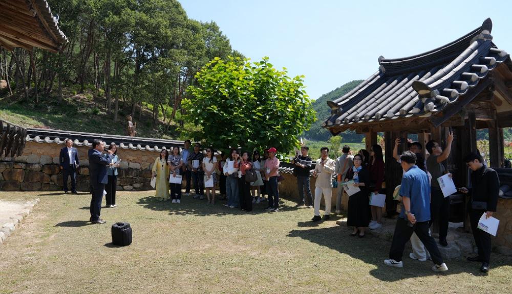 -이번 팸투어는 베트남 관광 관계자들이 자국의 역사와 맞닿아 있는 봉화를 직접 방문해 관광상품화 가능성을 살폈다는 점에서 향후 베트남 관광시장 진출의 발판이 될 것으로 기대된다. (