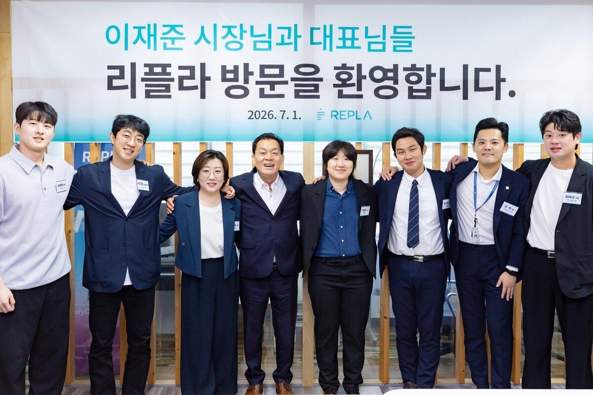 -1일 이재준 수원시장(왼쪽 네번째)과 청년기업 대표들이 기념촬영을 하고 있다. (사진 = 수원시)