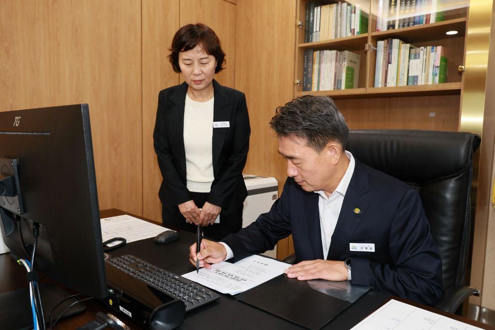 -안병윤 제39대 예천군수 취임 군민과 함께 성장하는 예천 출발, 충혼탑 참배로 첫 일정 1호 결재로 민선9기 본격 행보, 군민과 함께 성장하는 예천 선포, 형식 줄이고 비전과 실천