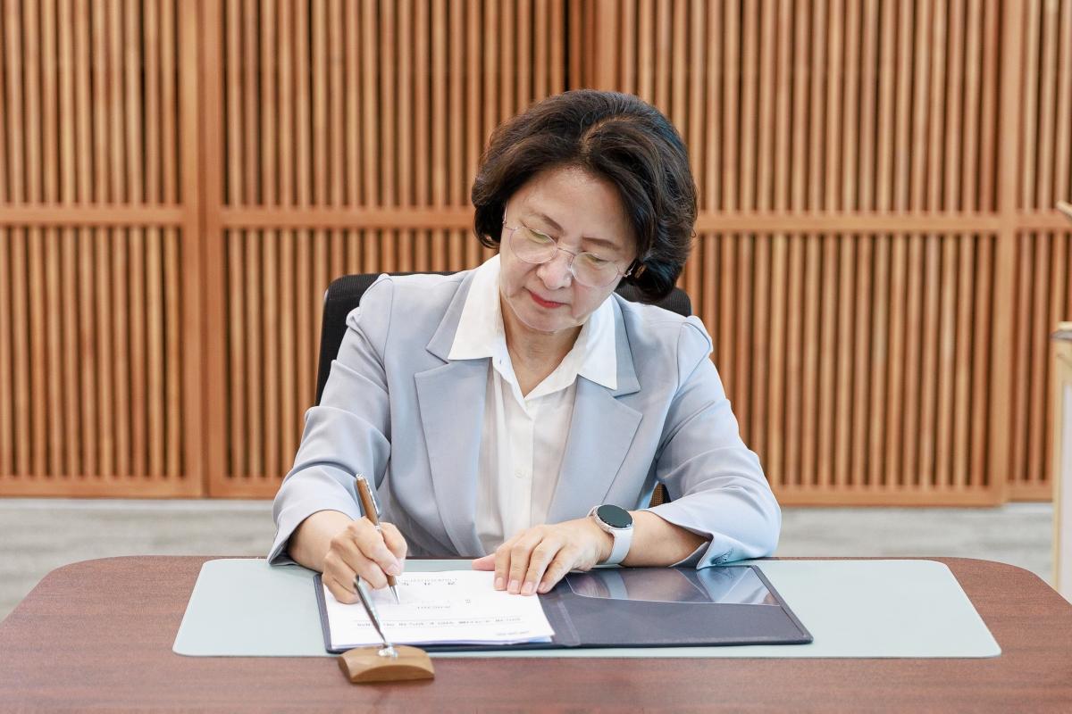 -1일 오후 수원특례시 경기도청 집무실에서 추미애 경기도지사가 제1호 결재를 하고 있다. (사진 = 경기도)