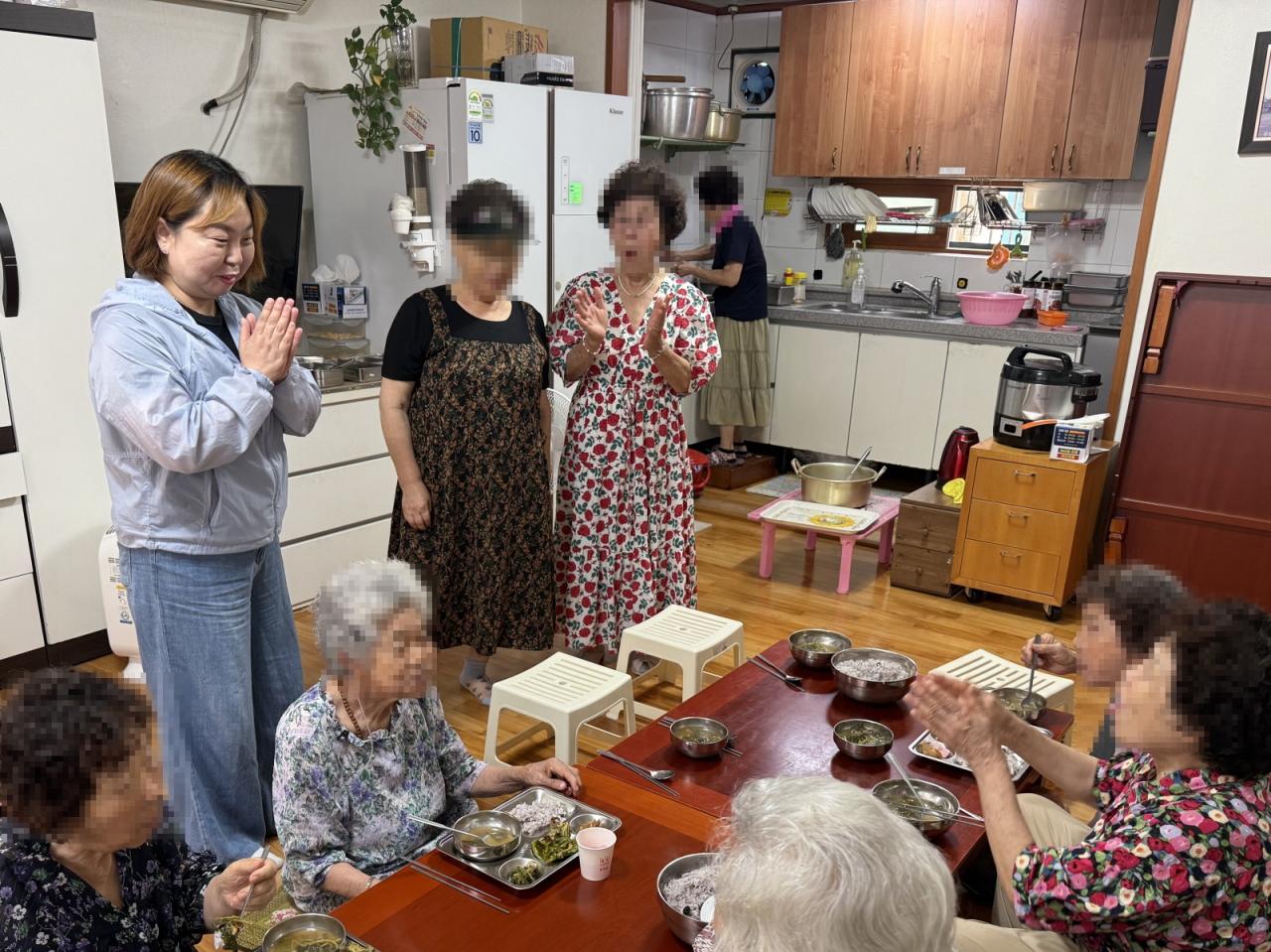 -전자영 경기도의원이 경로당을 방문해 어르신들에게 임기 시작을 알리는 인사를 전하며 불편사항을 살피고 있다. (사진 = 전자영 의원실)