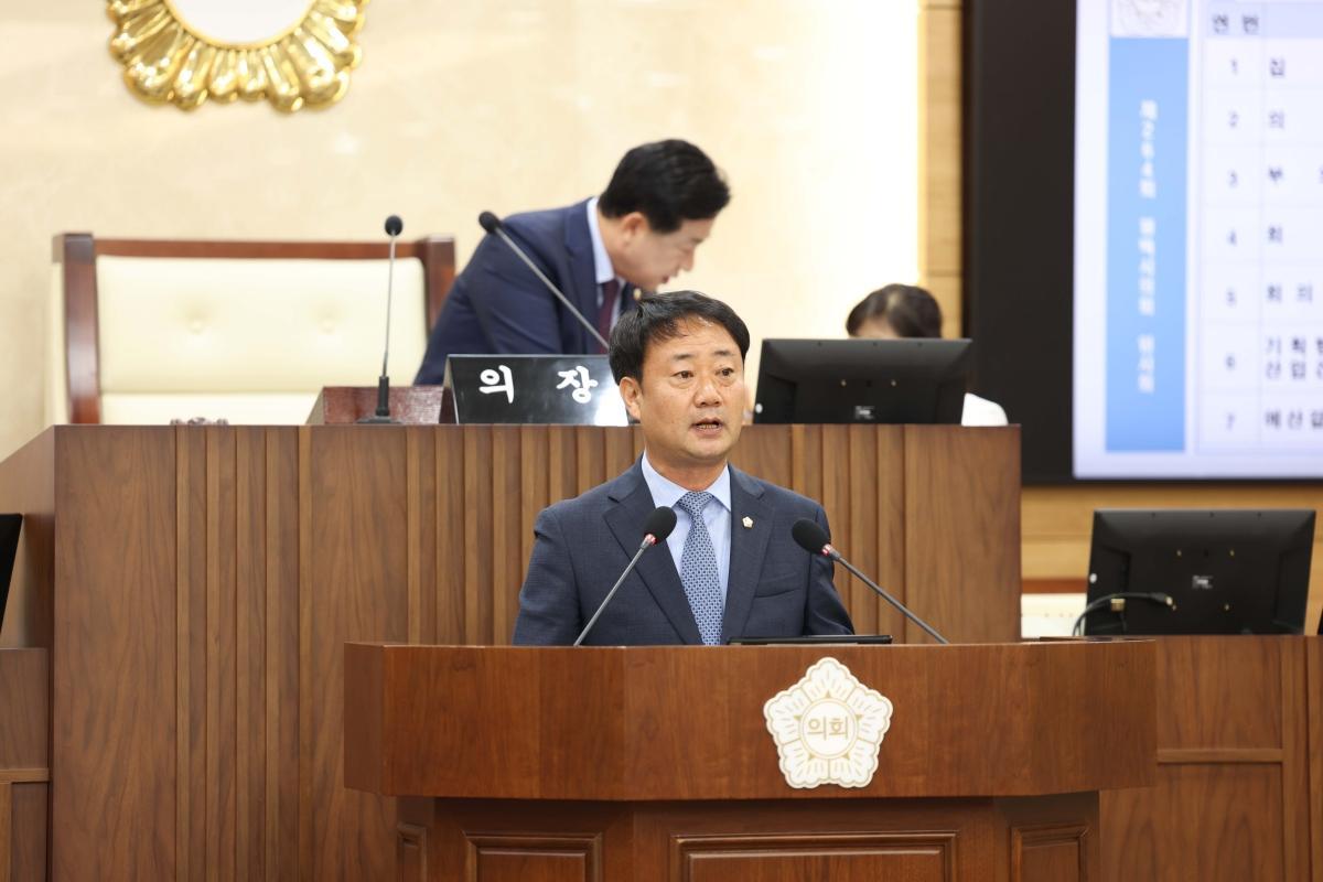 -제10대 평택시의회 전반기 의장으로 선출된 최재영 의원이 선출 인사를 하고 있다. (사진 = 평택시의회)