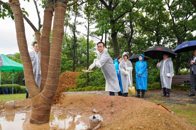 [NSP NEWS Image]서영학 여수시장, 용기공원서 취임 기념 식수