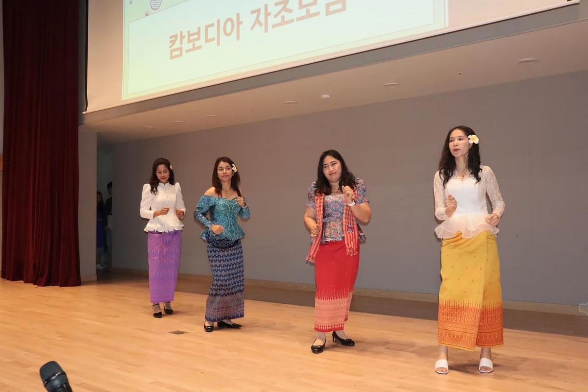 -성남시 가족센터를 이용 중인 캄보디아 사람들이 전통춤 ‘럼웡’을 선보이고 있다. (사진 = 성남시)