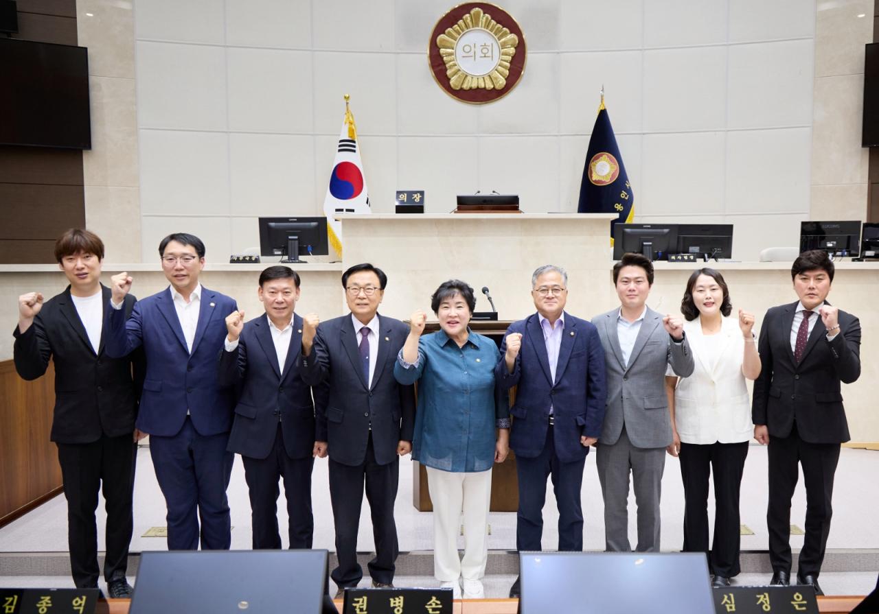 -제10대 용인특례시의회 전반기 의장단 및 상임위원장 기념촬영 모습. (사진 = 용인특례시의회)