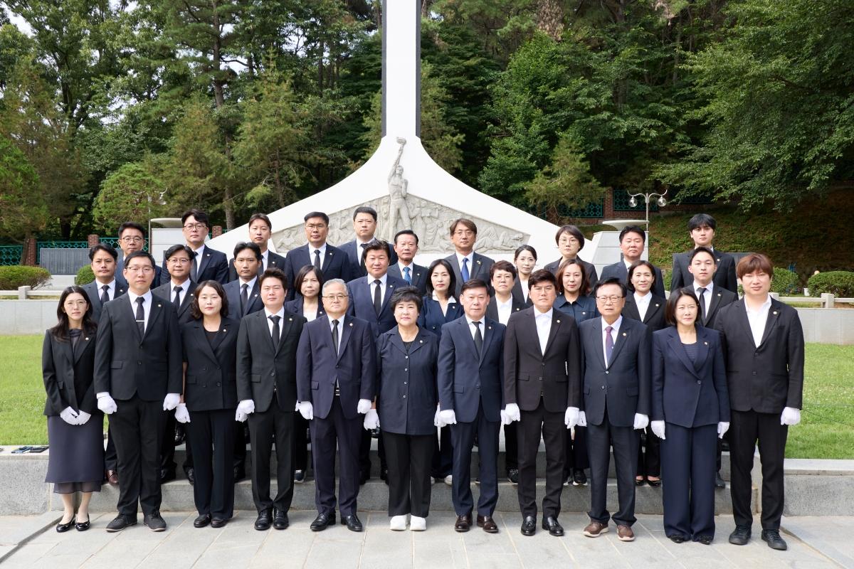 -제10대 용인특례시의회 장정순 의장 및 의원들이 처인구 감량장동에 위치한 현충탑을 찾아 참배를 마친 후 기념촬영을 하고 있다. (사진 = 용인특례시의회)