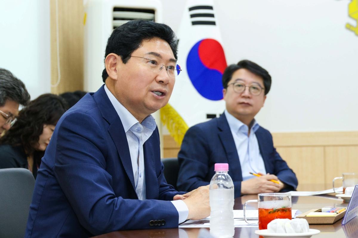 -이상일 용인특례시장이 2일 용인서부소방서에서 열린 안전문화살롱 정기회의에서 소화전 주변 관리의 중요성에 대해 발언하고 있다. (사진 = 용인특례시)