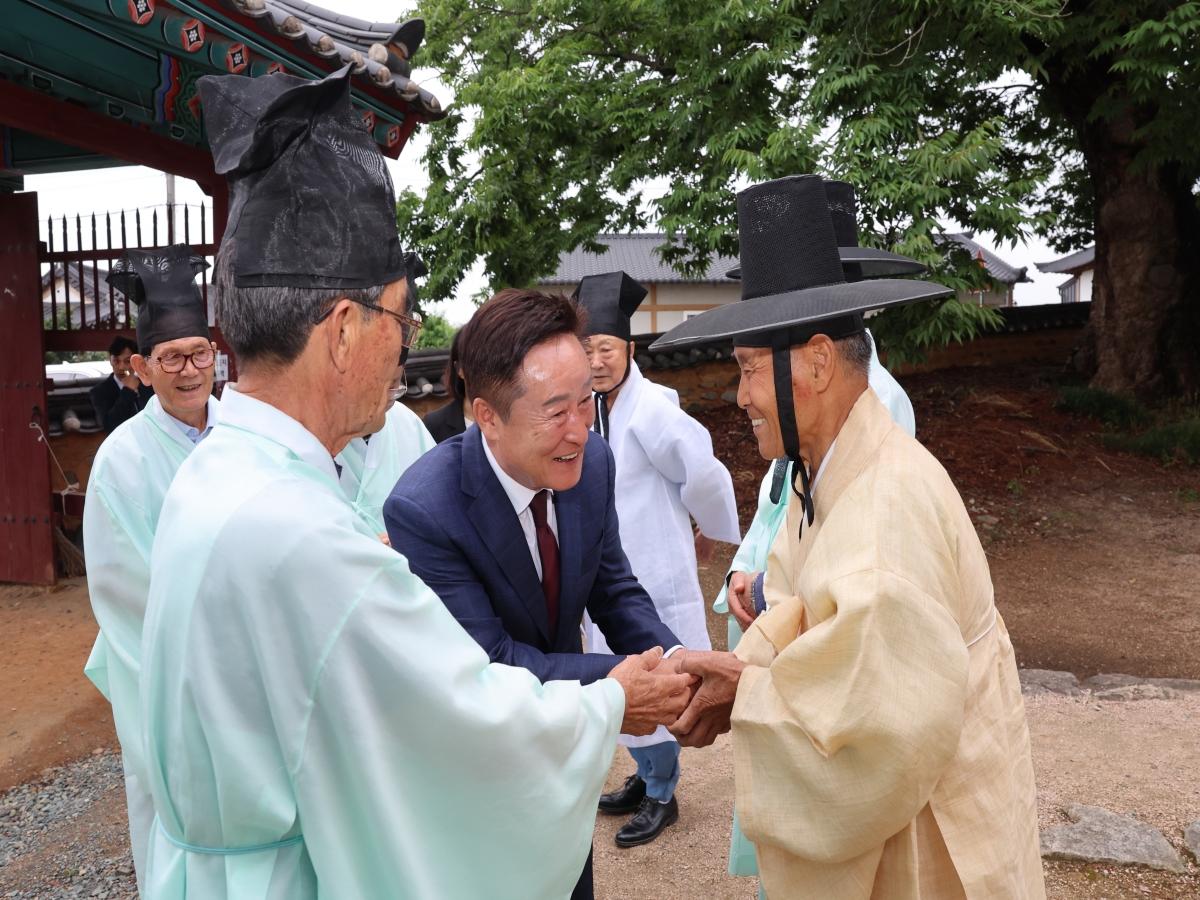 -청도군은 청도향교 대성전에서 제12대 박권현 청도군수 취임을 알리는 고유제를 봉행했다고 밝혔다. (사진 = 청도군)