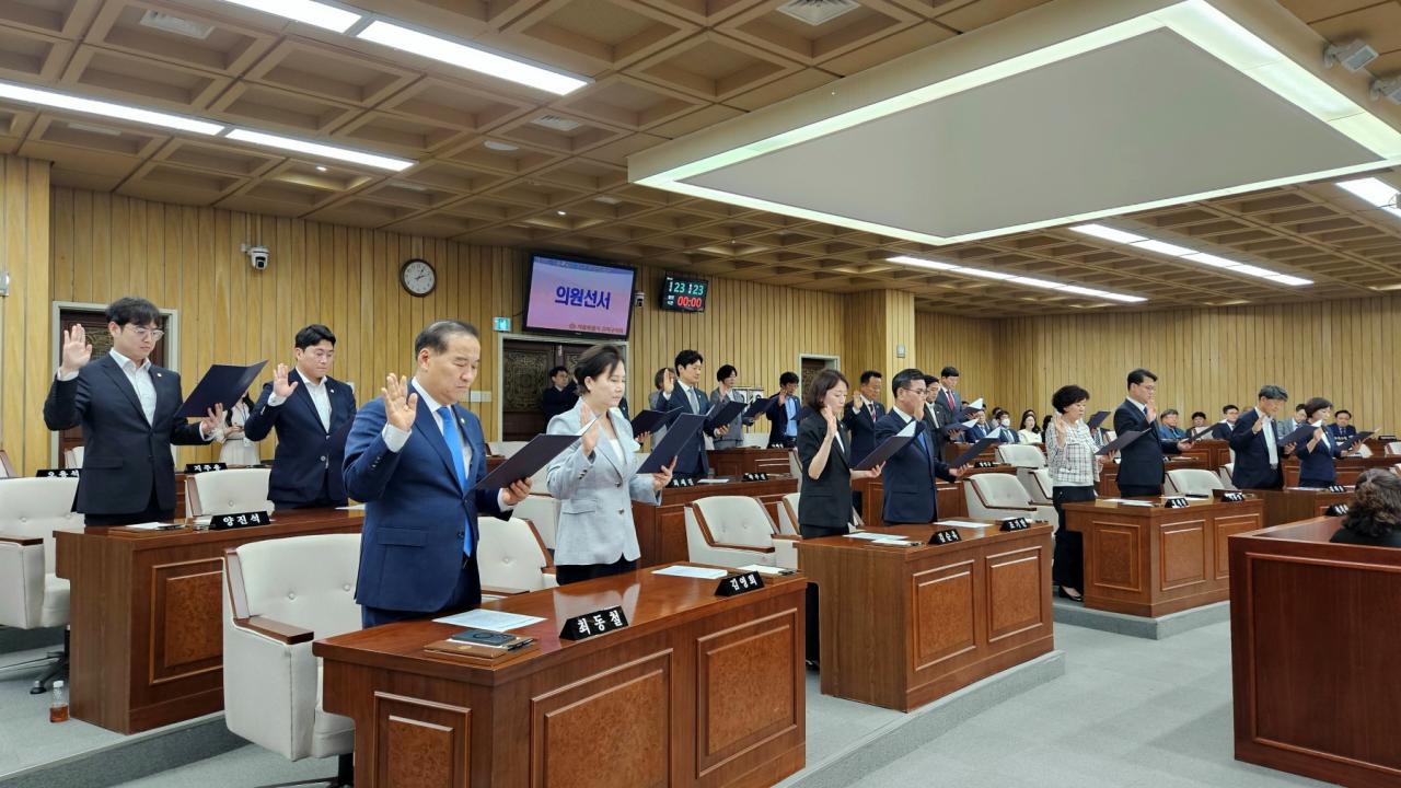 -지난 1일 강서구의회 본회의장에서 열린 제321회 임시회 제1차 본회의에 참석한 제10대 구의회 의원들이 선서를 하고 있다. (사진 = 강서구의회)