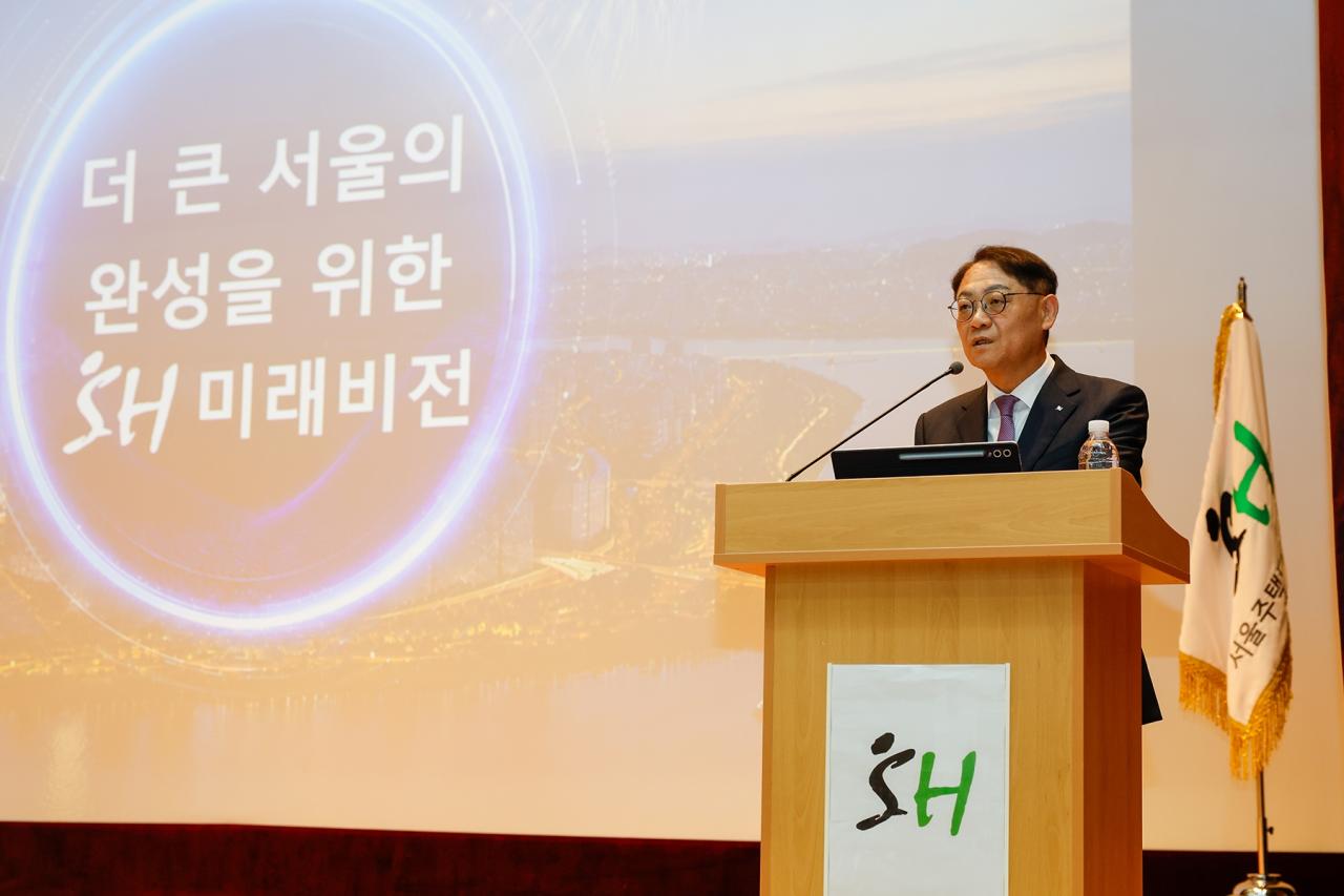 -SH 황상하 사장이 6월 2일 공사 대강당에서 전 직원이 참석한 가운데 ‘SH 미래 비전 공유회’를 열고 서울시 시정 방향에 맞춘 주요 사업 추진 계획과 발전 방향을 공유하고 있다