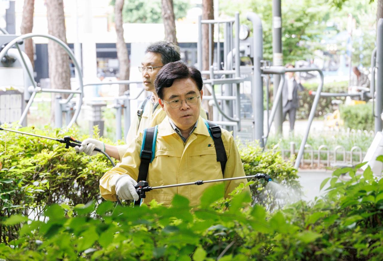 -진교훈 서울 강서구청장(정면)이 6월 2일 발산역 일대에서 등짐분무기를 메고 러브버그 집중 방역활동을 하고 있다. (사진 = 서울 강서구청)