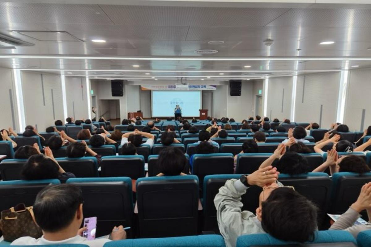 -구미시는 지난 1일 박정희대통령역사자료관에서 기업체, 어린이집, 사회복지시설 등 집단급식소 위생관리책임자 120여 명을 대상으로 ‘집단급식소 식중독 예방교육’을 실시했다. (사진