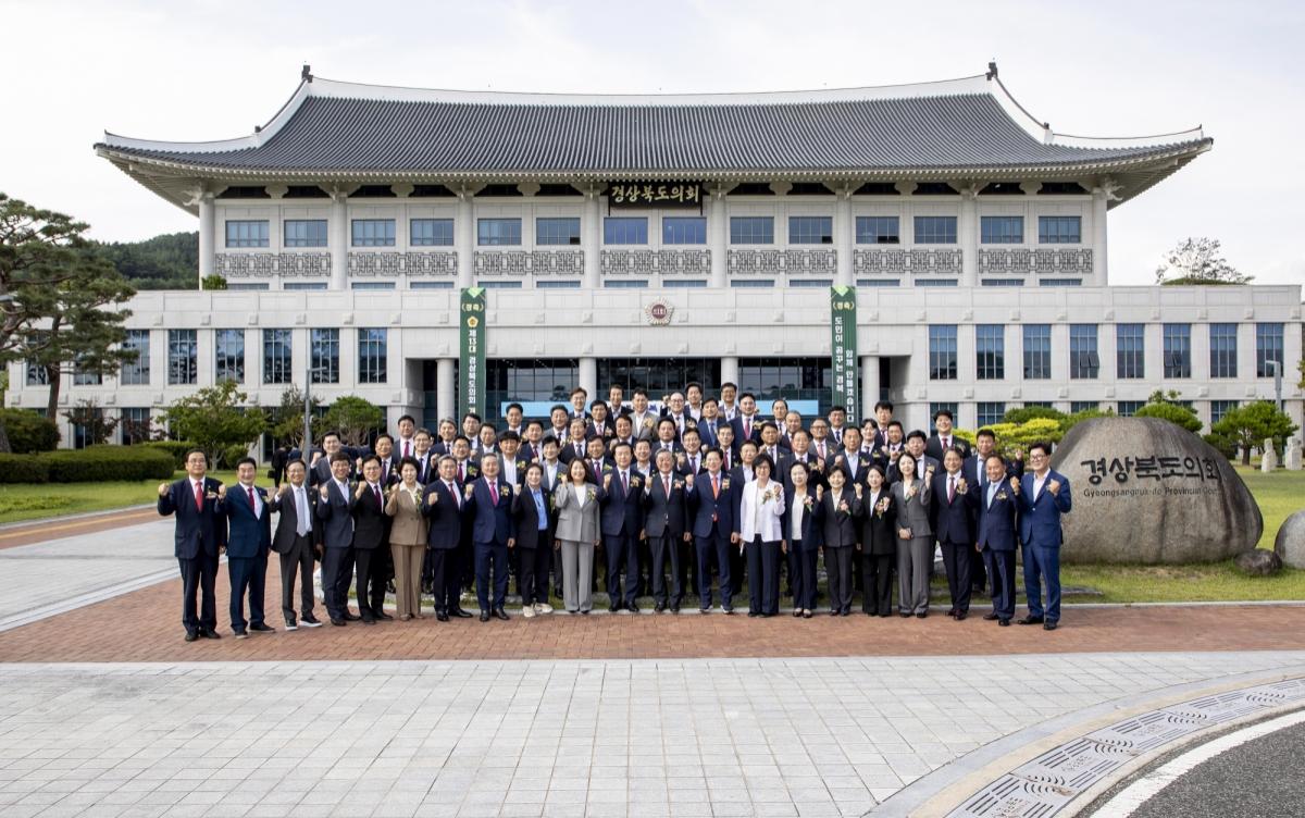 -경상북도의회는 2일 본회의장에서 제364회 임시회 제1차 본회의를 열고 향후 2년간 도의회를 이끌어 나갈 제13대 전반기 경상북도의회 의장단을 선출했다. (사진 = 경상북도의회)