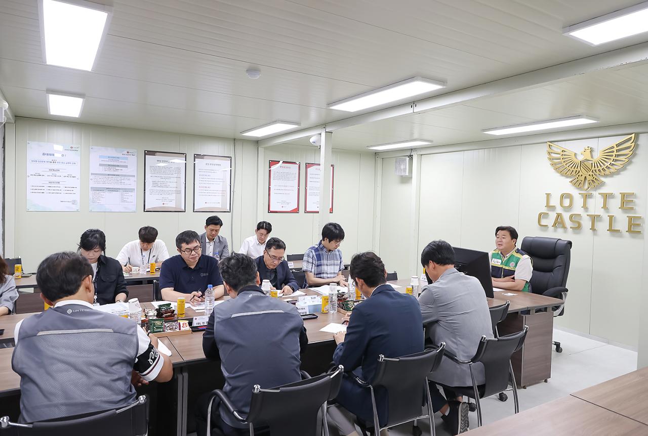 -임병택 시장이 신축공사 현장을 찾아 현장 관계자들과 주민 피해 최소화를 위한 방안 마련 간담회에 참여하고 있다. (사진 = 시흥시)