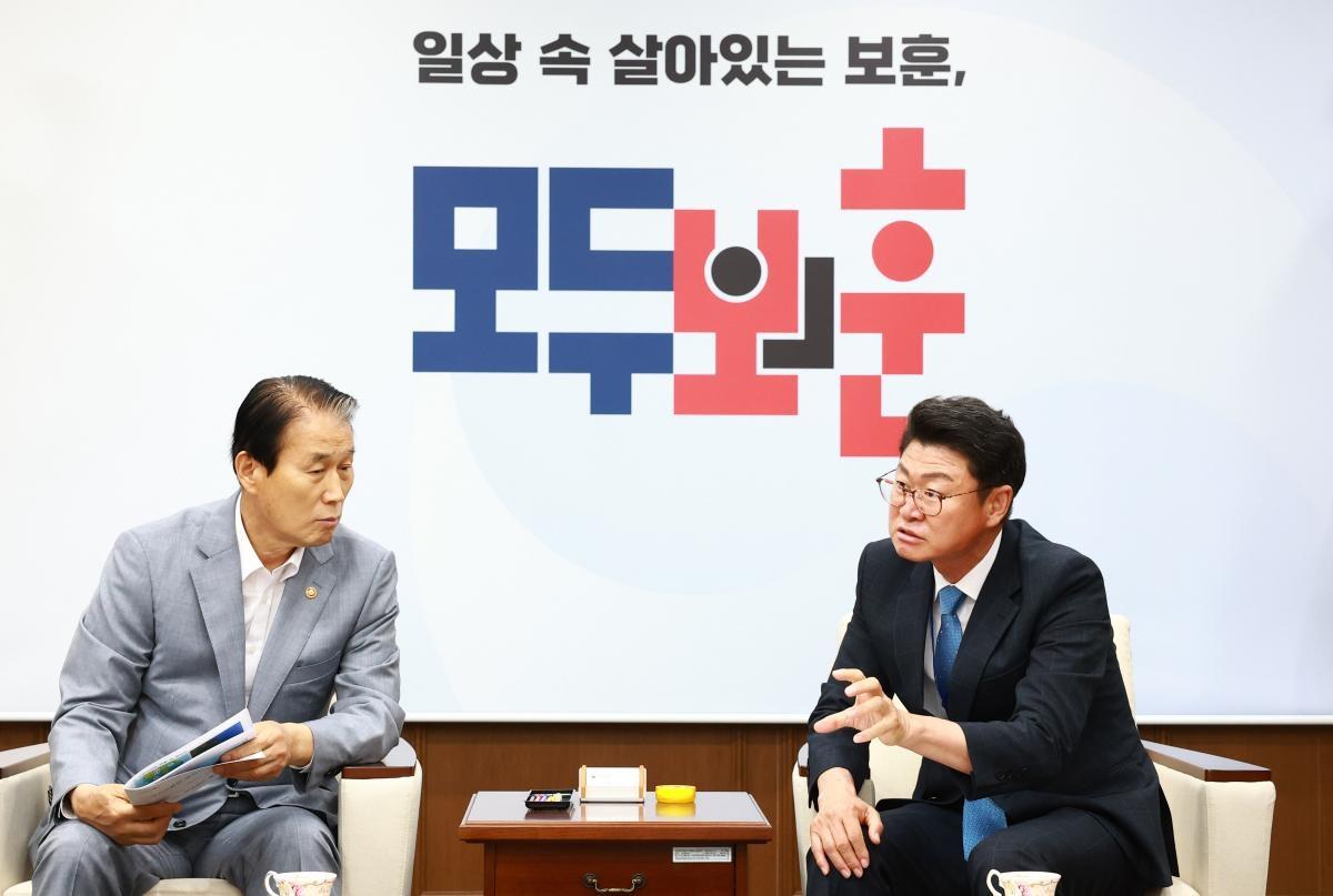 -황이주 울진군수는 민선 9기 출범 후 첫 중앙부처 일정으로 국가보훈부를 방문해 권오을 국가보훈부 장관과 면담을 가졌다. (사진 = 울진군)