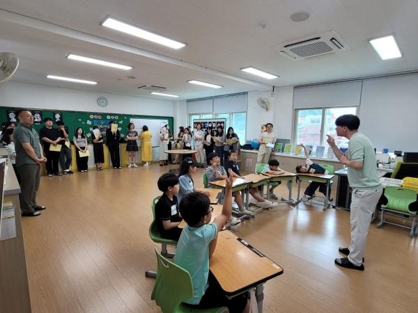 -경상북도문경교육지원청은 지난 1일 호계초등학교에서 신규 및 저경력 교사의 수업 전문성 신장과 학생 참여형 수업문화 확산을 위해 2026학년도 수석교사 ‘찾아가는 수업 나눔 콘서트’